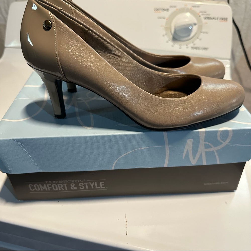 LifeStride Lively nude/taupe heels 2.5 inch pumps